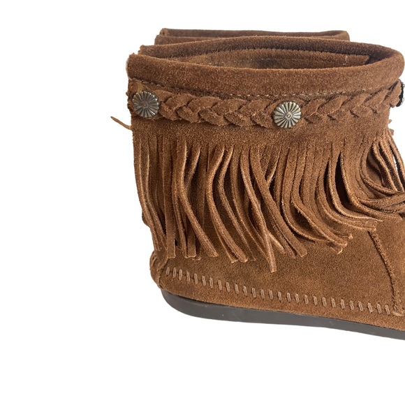 Minnetonka Double Fringe Side Zip Suede Brown Flat Soled Ankle Boot 2360011 - Picture 3 of 13
